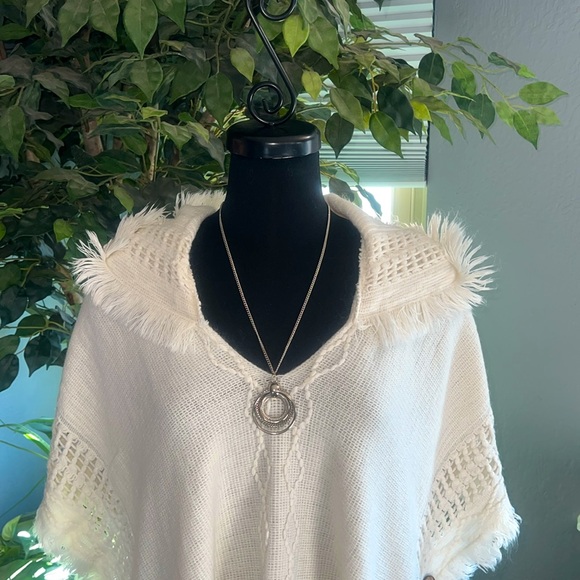 ❣️Eloise Hooded Poncho with Frayed Fringe - Cream - Picture 4 of 8